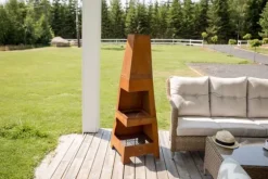 Bastin trädgårdskamin, eldstad roströdbrun.