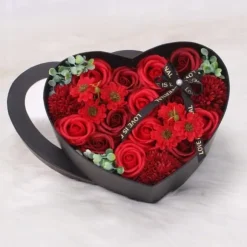 ECARLA buket af duftende sæbeblomster i en hjerterød æske BUK01CZE