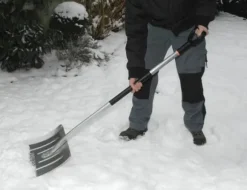 Fiskars Lätt och robust snöspade i aluminium 44cm (1001636)