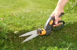 Fiskars Servo-System GS42 - Grässax - fiberglass-reinforced plastic - 32.2 cm - black with orange handle