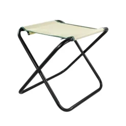 Fällbar pall med en väska och en uppsättning trädgårdsredskap