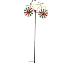 Färgglad cykelträdgårdsdekoration på stång