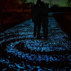 GLORIOUS STONES Fluorescerande stenar BLÅ LYSER I MÖRKRET 50 st