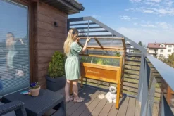 Greenspot Miniväxthus med lock för balkong och terrass 80x45x120 cm - Växthus på träplattform, Upphöjd träbädd, Kallram med lock på höga ben, Mörk ros | CDON