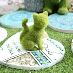 Grön sittande katt dekoration i resin med gräsimitation för utomhus trädgård och balkong Sitting kitten