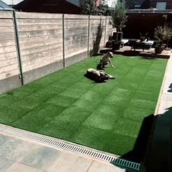 Gummikakel med konstgräs på 30 mm - 50x50 cm