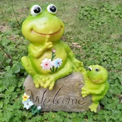 Hartsdjur Sittande Stenfigur Dekoration Gräsmatta Trädgård Innergård Ornament