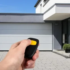 2-kanals fjärrkontroll - SCS SENTINEL - SimplyControl - Gul, räckvidd 40m, frekvens 433,92 MHz, CR2032 litiumbatteri ingår