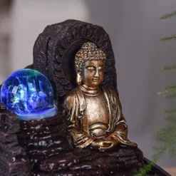 Liten hartsfontän inomhus med Theravada Buddha LED