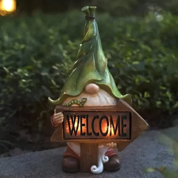 Långskäggig jultomte som håller en välkomstskylt