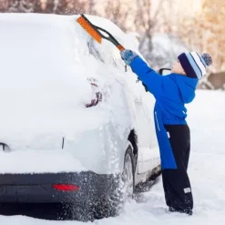 Multifunktionell 2-i-1 isskrapa snöborste i Orange - Svart - För enkel och snabb borttagning av frost och snö