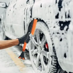 Multifunktionell 2-i-1 isskrapa snöborste i Orange - Svart - För enkel och snabb borttagning av frost och snö