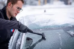 Murska 580L Glasskrapa med långt handtag och mässingsblad som present