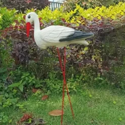 OBOSOE Art Deco-staty av Vit Trana med Avtagbara Röda Trådfötter – Hållbar Plast, Väderbeständig Utomhusdekoration till Trädgård, Halloween