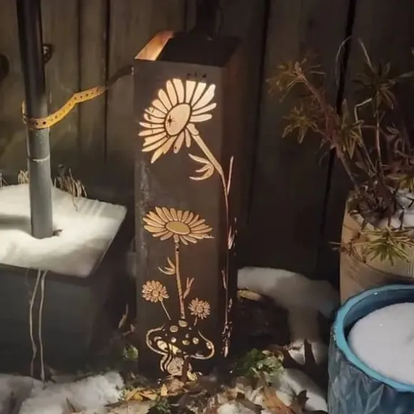 OBOSOE Handsvetsad Rustik Trädgårdspelare - Fe & Svampprydnad i Metall med Blommönster • Klätterväxtstöd • Kamouflerar Utomhuslådor