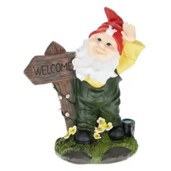 Robust trädgårdstomte med välkomstskylt