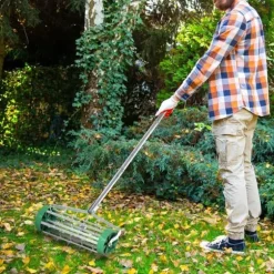 Rootz Lawn Roller - Lawn Aerator - Handtagslängd justerbar - Hand Scarifier - Spiked Roller Lawn - Underhåll trädgård - Grön + Silver - 139 x 43,5 x 1 | CDON