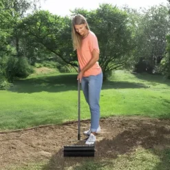 Rullande Gräsmatta Aerator 18, Tungt Manuell, Svart, Hög hållbarhet, Optimal Gräshälsa