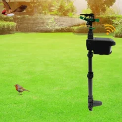 Solardriven djurskrämma - Rörelsesensor vattenspridare - Automatisk - Timer 10/20/30 min - 3–8 bar - För kranvatten - 4 batterier - Svart