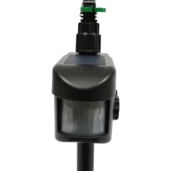 Solcellsdriven djurskrämma, rörelseaktiverad vattenspridare, justerbar för trädgård, fruktodling och anlagda ytor, svart