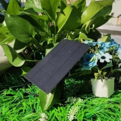 Solcellsmonterad fyrkantig delad fontän utomhusgård stenvattenvisningsdekoration