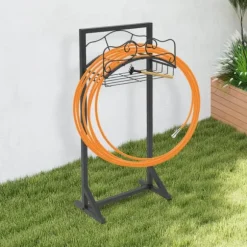 Trädgårdsslanghållare - Fristående slangställ - Järn - Med jordspett - Belastning 22,68 kg - Mått 38×18×86 cm - Totalhöjd 106 cm - Svart
