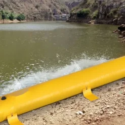 Översvämningsbarriär 12 ft lång x 12 in hög, sandsäckar, vattenavledande PVC-rör för hem, dörrar och garage.