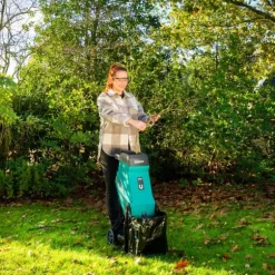 VONROC Kompostkvarn – 2500W – Strimlar grenar upp till Ø45mm – Med 45L uppsamlingspåse & säkerhetsskydd