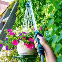 VONROC Trädgårdsdusch – Multifunktionellt Vattenmunstycke med 3 Sprutinställningar, 180° Justerbart Huvud, Väggfäste och Spännband