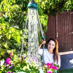 VONROC Trädgårdsdusch – Multifunktionellt Vattenmunstycke med 3 Sprutinställningar, 180° Justerbart Huvud, Väggfäste och Spännband